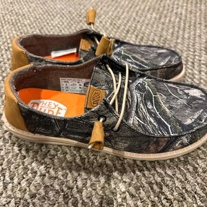 Hey Dude Camo Print Women’s Size 8!